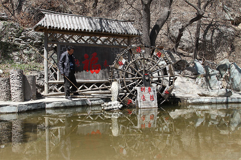 Пекин, Парк Бадачу, По дороге к Пещере Драгоценной Жемчужины (Beijing, Badachu Park, On the way to the Cave of Precious Pearl)