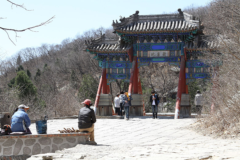 Пекин, Парк Бадачу, Пещера Драгоценной Жемчужины, Арка Пайлоу (Beijing, Badachu Park, Cave of Precious Pearl, Pailou Arch)