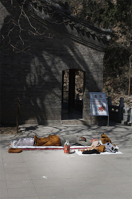 Пекин, Парк Бадачу, Храм Небесного Света, Паломник в храме (Beijing, Badachu Park, Temple of Divine Light, Pilgrim in the temple)