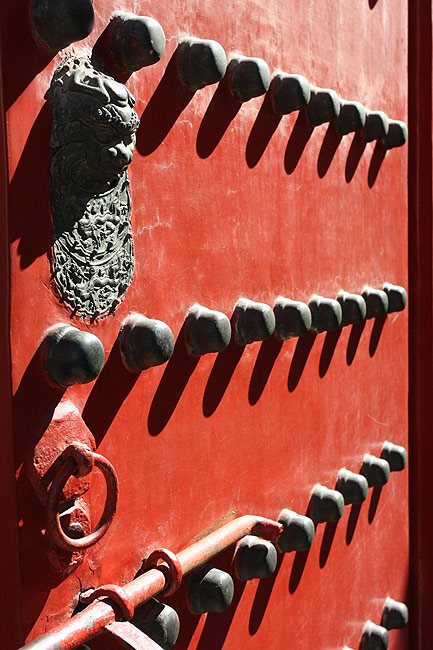 Пекин, Экскурсия по Запретному Городу, Шипы на дворцовых воротах (Beijing, Forbidden City, Knobs on the palace gate)
