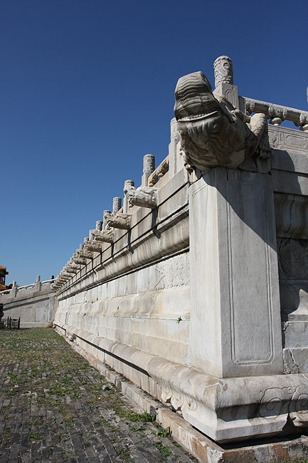 Пекин, Экскурсия по Запретному Городу, Водосливы в виде голов драконов (Beijing, Forbidden City, Dragon head spillways)