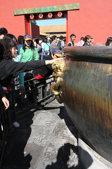 Пекин, Экскурсия по Запретному Городу, Позолоченные чаны для воды (Beijing, Forbidden City, Golden vat for water)