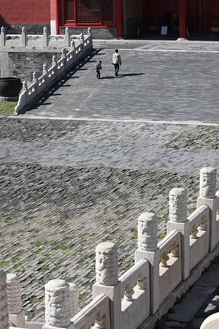 Пекин, Экскурсия по Запретному Городу, Во дворе Зала Высшей Гармонии (Beijing, Forbidden City, Courtyard of the Hall of Supreme Harmony)