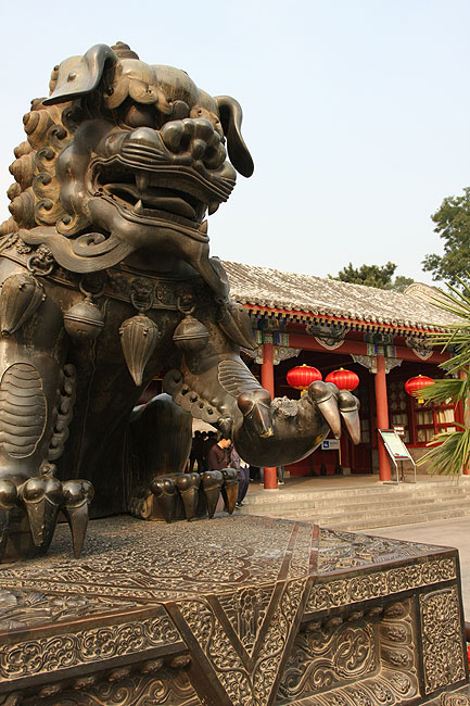 Пекин, Парк Ароматных Холмов, Бронзовая Львица у Восточных Ворот (Beijing, Fragrant Hills Park, Bronze lioness near the East Gate)