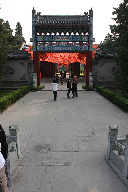 Пекин, Парк Ароматных Холмов, Ворота на входе в Парк Ароматных Холмов (Beijing, Fragrant Hills Park, Gate at the entrance to the park)