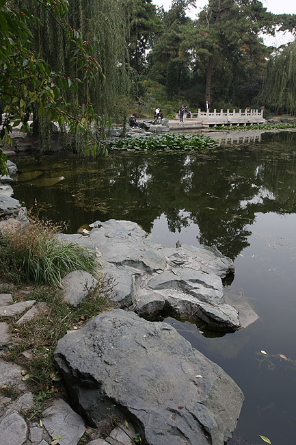 Пекин, Парк Ароматных Холмов, Озеро Спокойствия и Прозрачности (Beijing, Fragrant Hills Park, Tranquil and Transparent Lake)