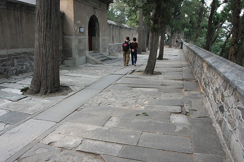 Пекин, Парк Ароматных Холмов, По дороге к Храму Красного Свечения (Beijing, Fragrant Hills Park, On the way to the Temple of Red Glow)