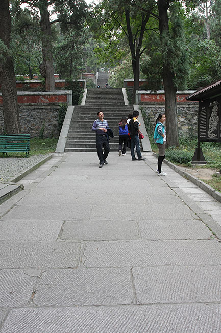 Пекин, Парк Ароматных Холмов, Центральная дорога Храма Ароматных Холмов (Beijing, Fragrant Hills Park, Main road of the Fragrant Hills Park)
