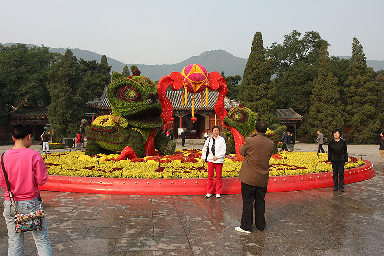Пекин, Парк Ароматных Холмов, Площадь перед входом в парк (Beijing, Fragrant Hills Park, Square in front of the entrance to the park)