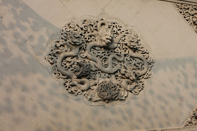 Пекин, Парк Ароматных Холмов, Лепнина на входе в Парк Ароматных Холмов (Beijing, Fragrant Hills Park, Moulding in front of the entrance to the park)