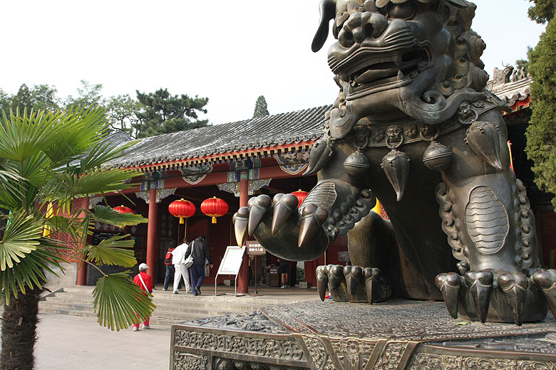 Пекин, Парк Ароматных Холмов, Бронзовый Лев у Восточных Ворот (Beijing, Fragrant Hills Park, Bronze lion near the East Gate)