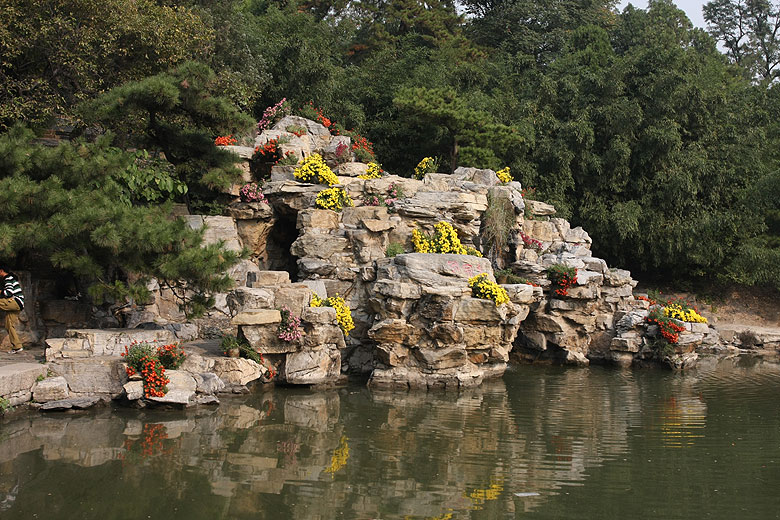 Пекин, Парк Ароматных Холмов, Горка на Озере Очков (Beijing, Fragrant Hills Park, A rock in the Spectacles Lake)