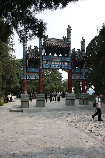 Пекин, Парк Ароматных Холмов, Ворота рядом с Пещерой Ароматного Тумана (Beijing, Fragrant Hills Park, Gate near the Fragrant Fog Cave)
