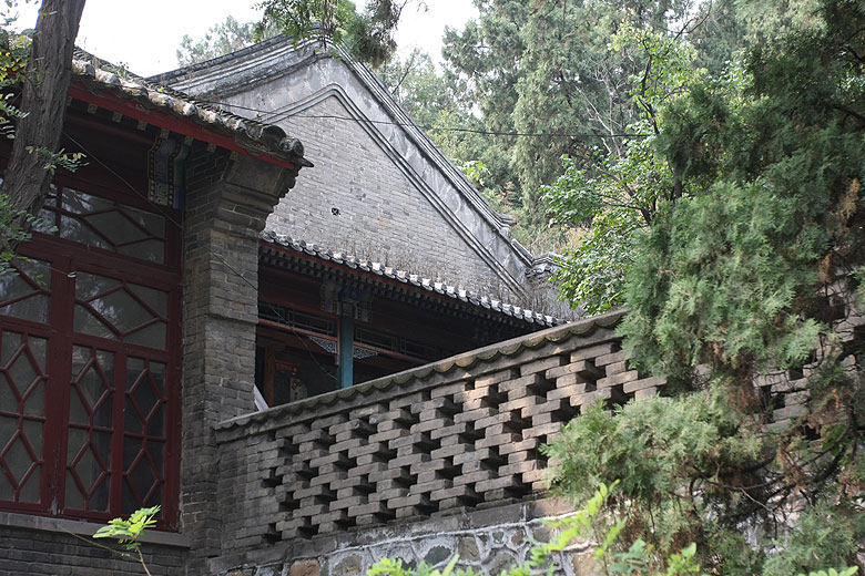 Пекин, Парк Ароматных Холмов, Скала Лунного Дома (Beijing, Fragrant Hills Park, Moon Dwelling Cliff)