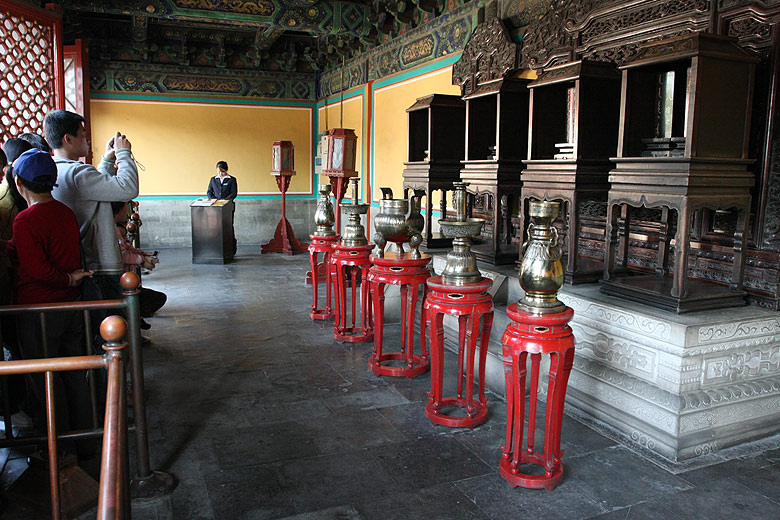 Пекин, Экскурсия по Храму Неба, Мемориальные таблички в Восточном Зале (Beijing, Temple of Heaven, Memorial tablet inside the East Hall)