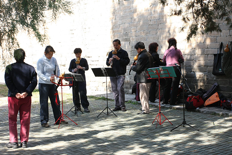 Пекин, Экскурсия по Храму Неба, Музыканты за вортами Стены Эха (Beijing, Temple of Heaven, Musicians outside the Echo Wall)
