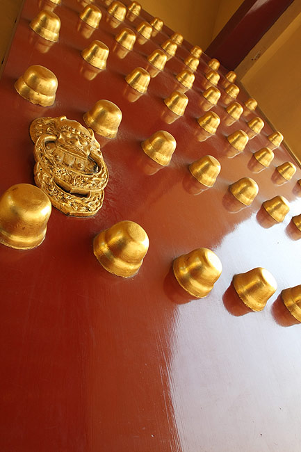 Пекин, Экскурсия по Храму Неба, Створка Южных Кирпичных Ворот (Beijing, Temple of Heaven, Gate leaf of the Southern Brick Gate)
