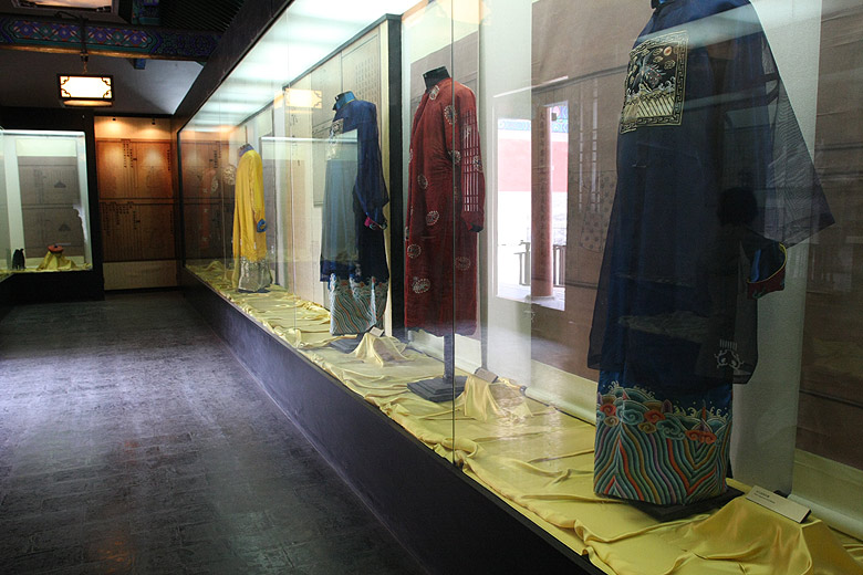 Пекин, Экскурсия по Храму Неба, Выставка костюмов танцоров (Beijing, Temple of Heaven, Dancers costumes exhibition)