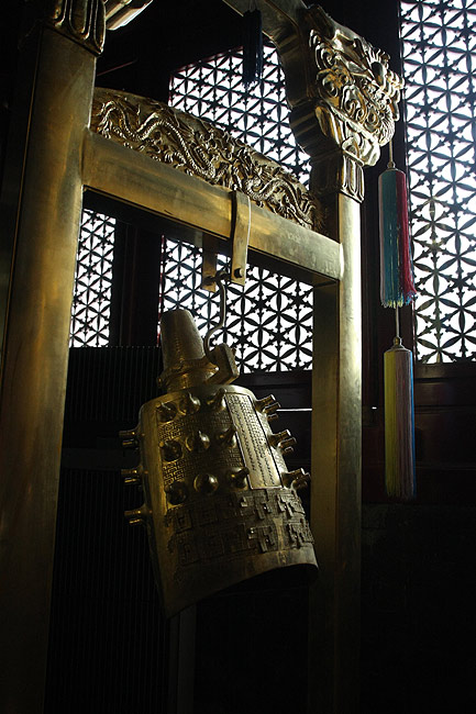 Пекин, Экскурсия по Храму Неба, Колокол в Зале Собранного Счастья (Beijing, Temple of Heaven, A bell in the Hall of Gathered Happiness)