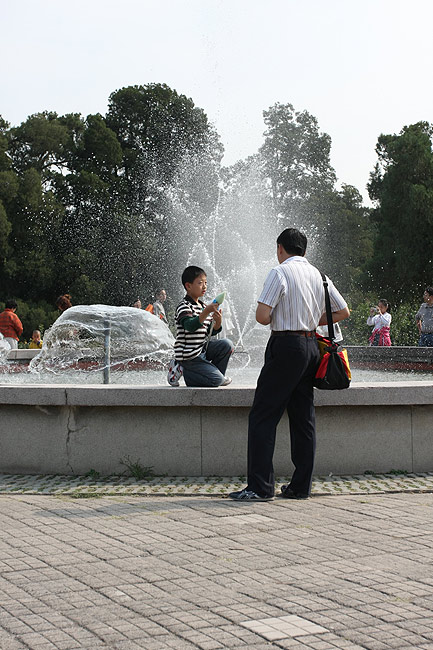 Пекин, Экскурсия по Храму Неба, Фонтан в Саду Китайских Роз (Beijing, Temple of Heaven, fountain in the Chinese Hibiscus Garden)