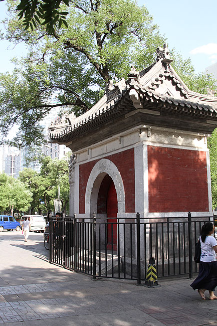 Пекин, Улица ресторанов Дунчжимэнэй Дацзе, Медицинский Храм (Beijing, Dongzhimenei Dajie, Medicine Temple)