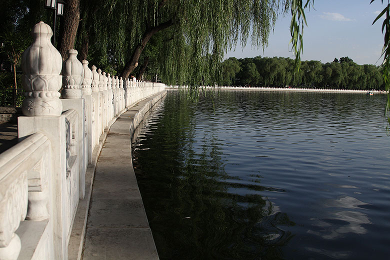 Пекин, Район Шичахай, Вокруг озера Цяньхай, Вид на озеро Цяньхай (Beijing, Around Qianhai Lake, A view of Qianhai Lake)