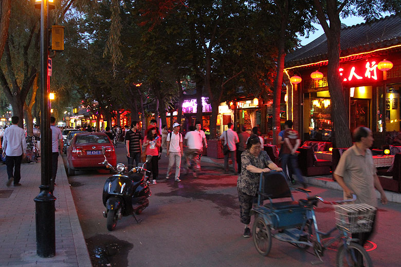 Пекин, Район Шичахай, Вокруг озера Цяньхай, Улица Хоухай Наньянь (Beijing, Around Qianhai Lake, Houhai Nanyan)