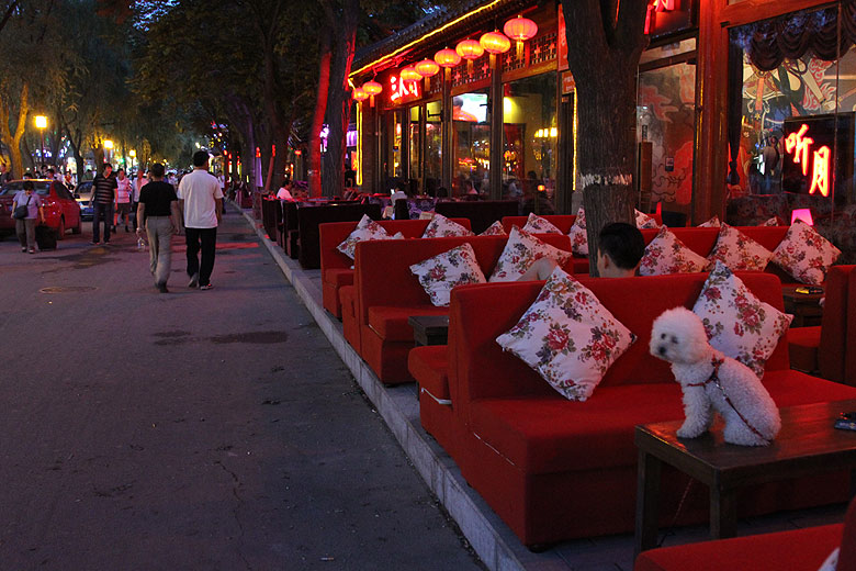 Пекин, Район Шичахай, Вокруг озера Цяньхай, Улица Хоухай Наньянь (Beijing, Around Qianhai Lake, Houhai Nanyan)