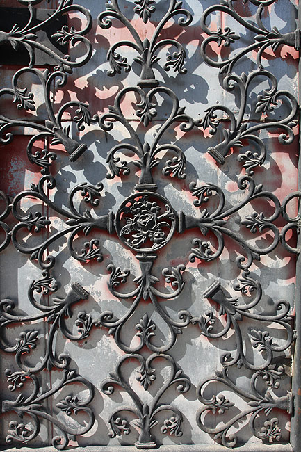 Пекин, Район улицы Наньлогу, Решетка ворот казарм Чан Кайши (Beijing, Nanluogu Alley Area, Grid gate of Chiang Kai-shek barracks)