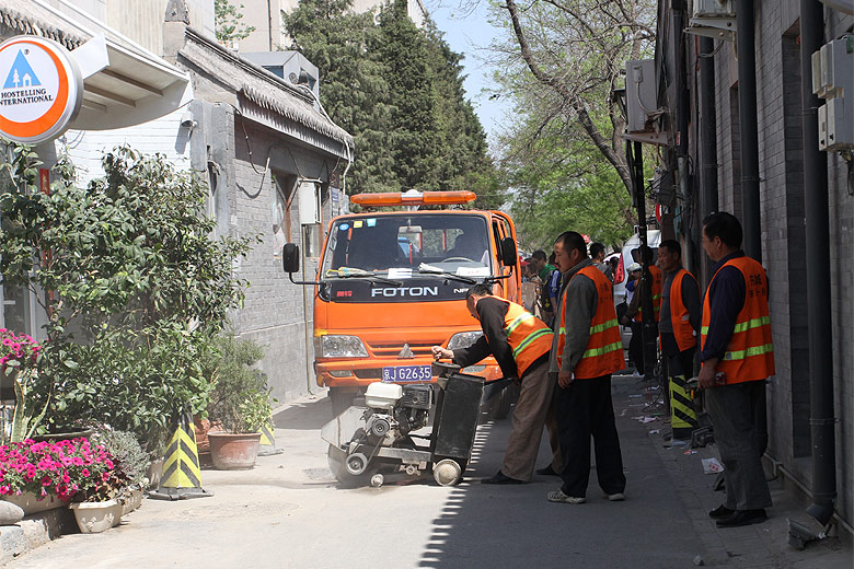 Пекин, Район улицы Наньлогу, Ремонт в хутуне Юэр (Beijing, Nanluogu Alley Area, Work in progress in Yu'er Hutong)