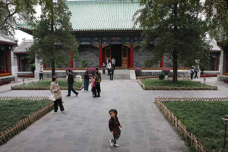 Пекин, Особняк Принца Гуна, Во дворе Зала Прекрасного Веселья (Beijing, Prince Gong's Mansion, In the courtyard of the Excellent Joyful Hall)