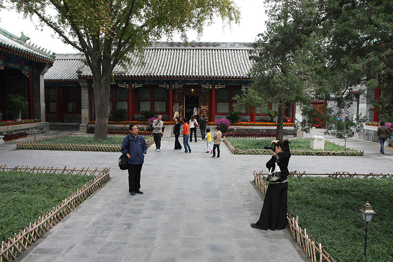 Пекин, Особняк Принца Гуна, Во дворе Зала Прекрасного Веселья (Beijing, Prince Gong's Mansion, In the courtyard of the Excellent Joyful Hall)