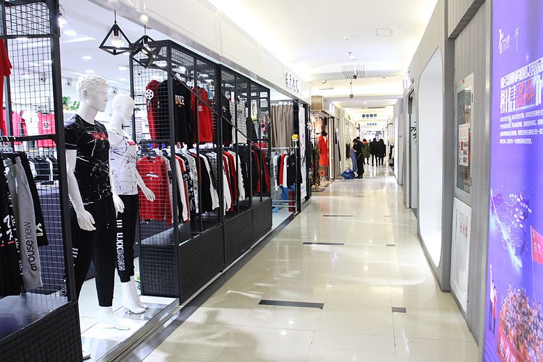 Пекин, Магазины одежды станции Dahongmen, New Century Fashion Building (Beijing, Clothes shops of the Dahongmen Station)