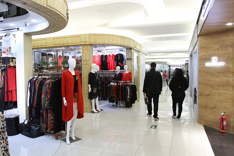 Пекин, Магазины одежды станции Dahongmen, New Century Fashion Building (Beijing, Clothes shops of the Dahongmen Station)
