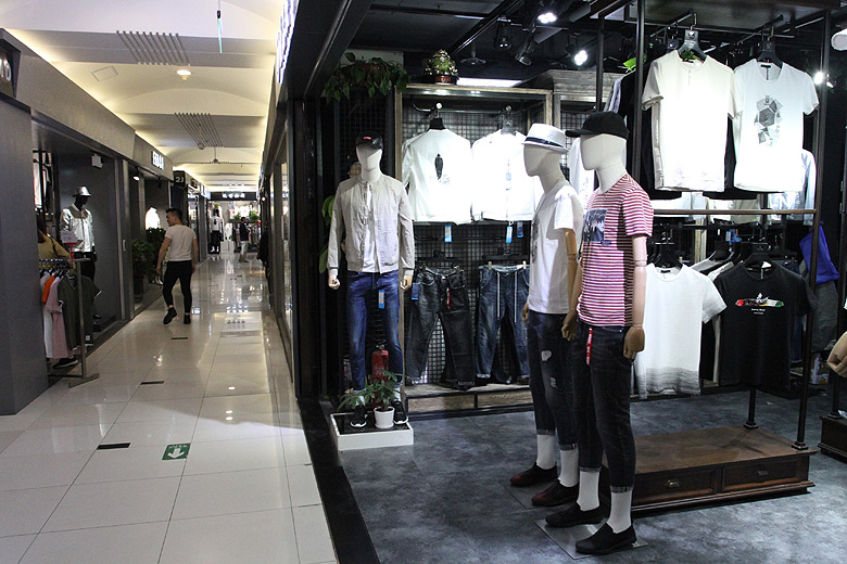 Пекин, Магазины одежды станции Dahongmen, New Century Fashion Building (Beijing, Clothes shops of the Dahongmen Station)