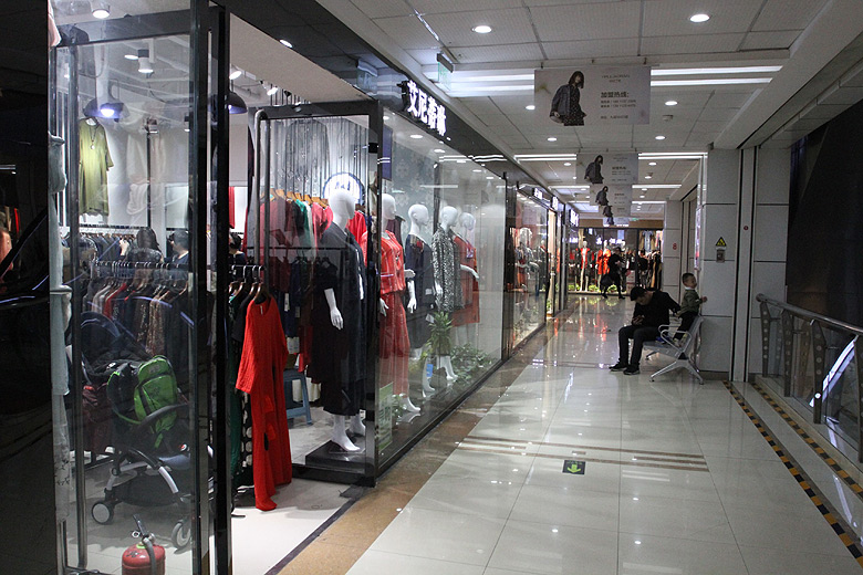 Пекин, Магазины одежды станции Dahongmen, Dahongmen Tianya Building Clothing Wholesale Market (Beijing, Clothes shops of the Dahongmen Station)