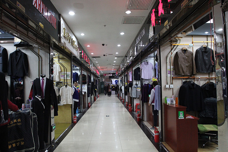 Пекин, Магазины одежды станции Dahongmen, Great Red Gate Costumes Wholesales Market (Beijing, Clothes shops of the Dahongmen Station)