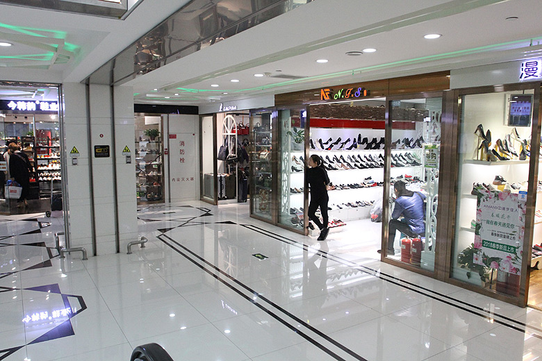 Пекин, Магазины одежды станции Dahongmen, Dahongmen Tianya Building Clothing Wholesale Market (Beijing, Clothes shops of the Dahongmen Station)