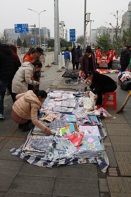 Пекин, Магазины одежды станции Dahongmen, По дороге к Bairong World Trade Center (Beijing, Clothes shops of the Dahongmen Station)