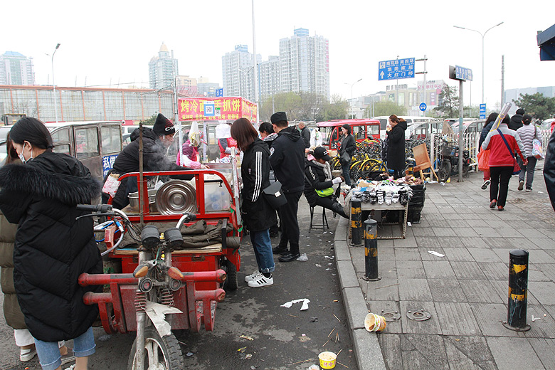 Пекин, Магазины одежды станции Dahongmen, По дороге к Bairong World Trade Center (Beijing, Clothes shops of the Dahongmen Station)