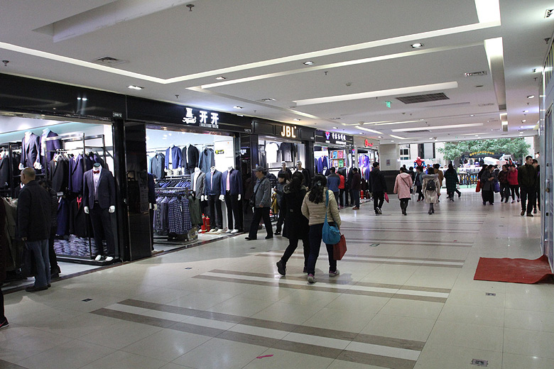 Пекин, Магазины одежды станции Dahongmen, Bairong World Trade Center (Beijing, Clothes shops of the Dahongmen Station)