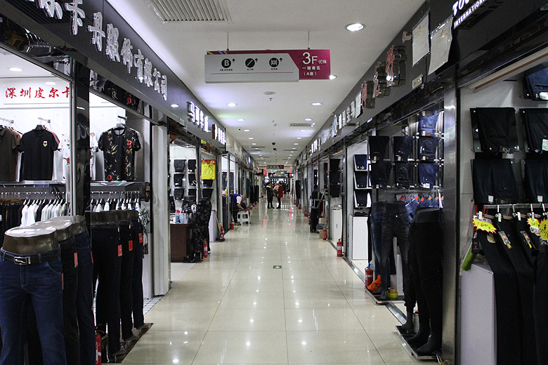 Пекин, Магазины одежды станции Dahongmen, Great Red Gate Costumes Wholesales Market (Beijing, Clothes shops of the Dahongmen Station)