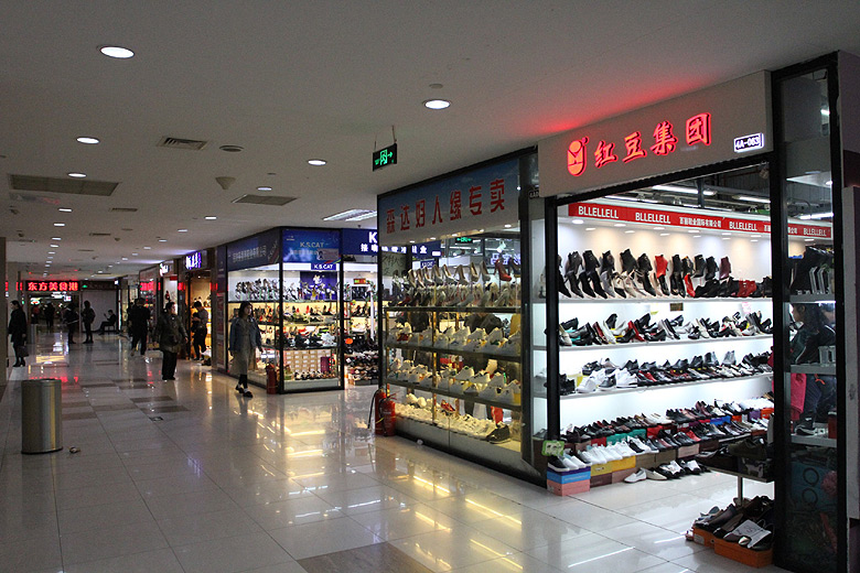 Пекин, Магазины одежды станции Dahongmen, Bairong World Trade Center (Beijing, Clothes shops of the Dahongmen Station)