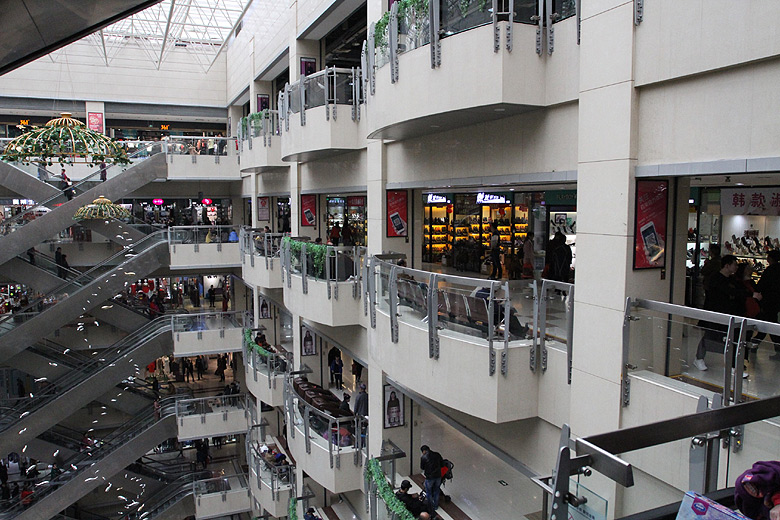 Пекин, Магазины одежды станции Dahongmen, Bairong World Trade Center (Beijing, Clothes shops of the Dahongmen Station)