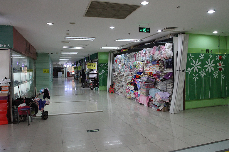 Пекин, Магазины одежды станции Dahongmen, Bairong World Trade Center (Beijing, Clothes shops of the Dahongmen Station)