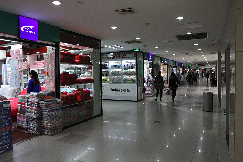 Пекин, Магазины одежды станции Dahongmen, Bairong World Trade Center (Beijing, Clothes shops of the Dahongmen Station)