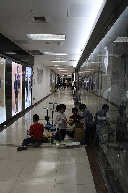 Пекин, Магазины одежды станции Dahongmen, Bairong World Trade Center (Beijing, Clothes shops of the Dahongmen Station)