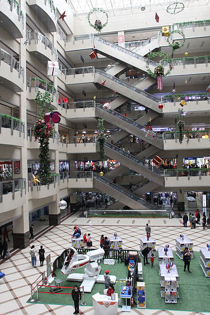Пекин, Магазины одежды станции Dahongmen, Bairong World Trade Center (Beijing, Clothes shops of the Dahongmen Station)
