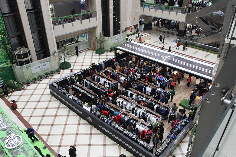 Пекин, Магазины одежды станции Dahongmen, Bairong World Trade Center (Beijing, Clothes shops of the Dahongmen Station)