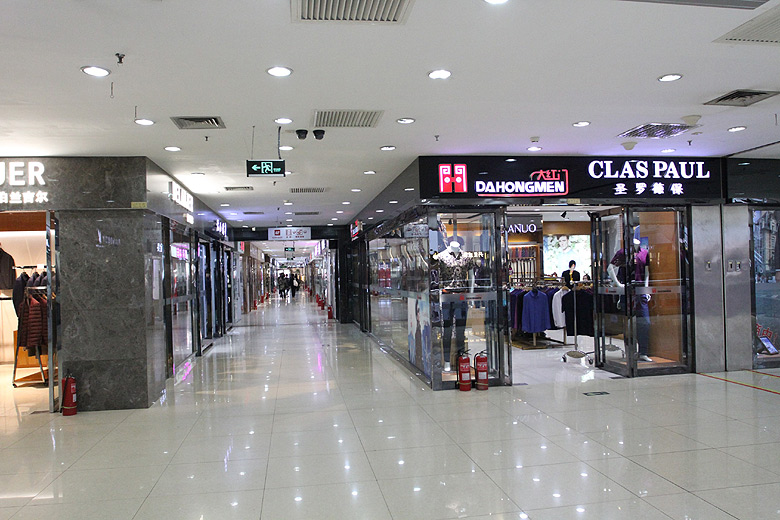 Пекин, Магазины одежды станции Dahongmen, Great Red Gate Costumes Wholesales Market (Beijing, Clothes shops of the Dahongmen Station)